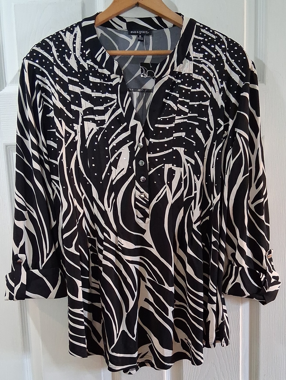 ava & grace Black and White Printed V-Neck Button Front Top